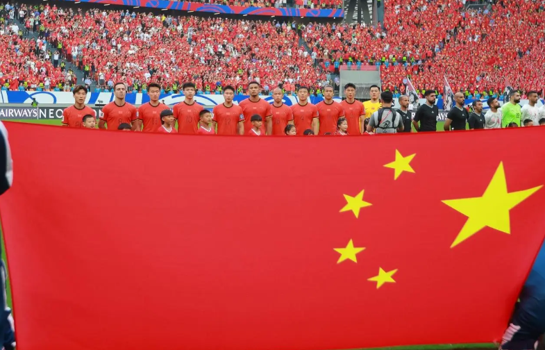 注册-2-2！中国队战平强敌，1人被红牌罚下，105分钟遭绝平，球迷遗憾