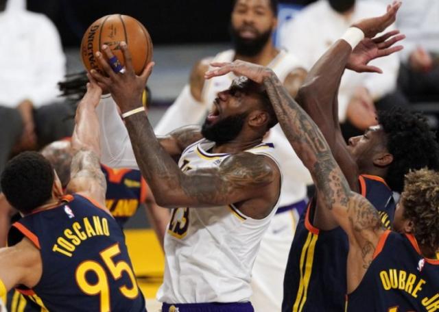 在线投注注册-詹姆斯：今晚只用出战24分钟 还需要适应无眉打法